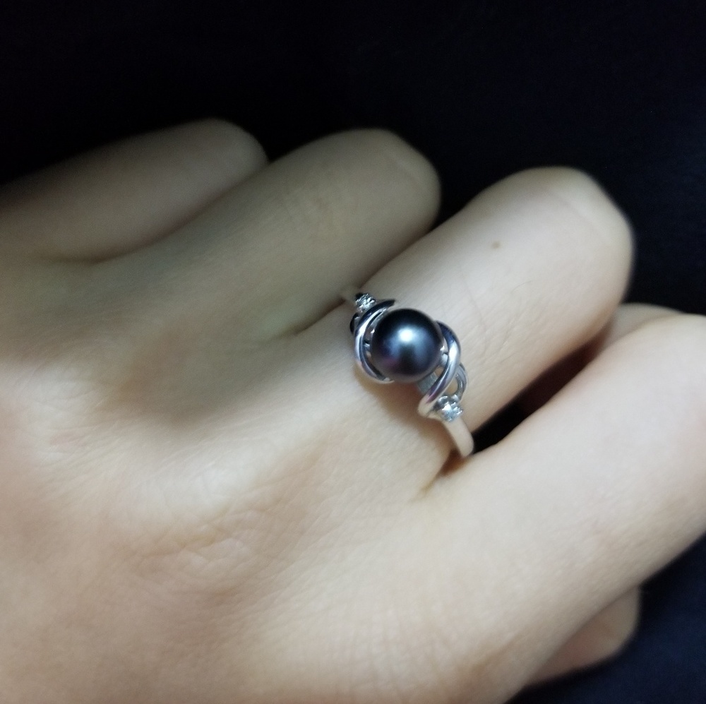 White gold tahitian black pearl diamond ring